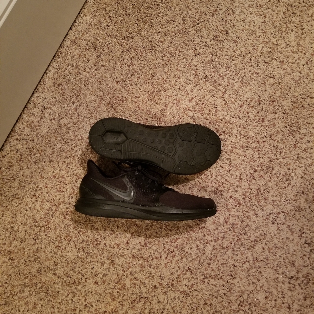 Nike womens all black tennis shoes 8.5